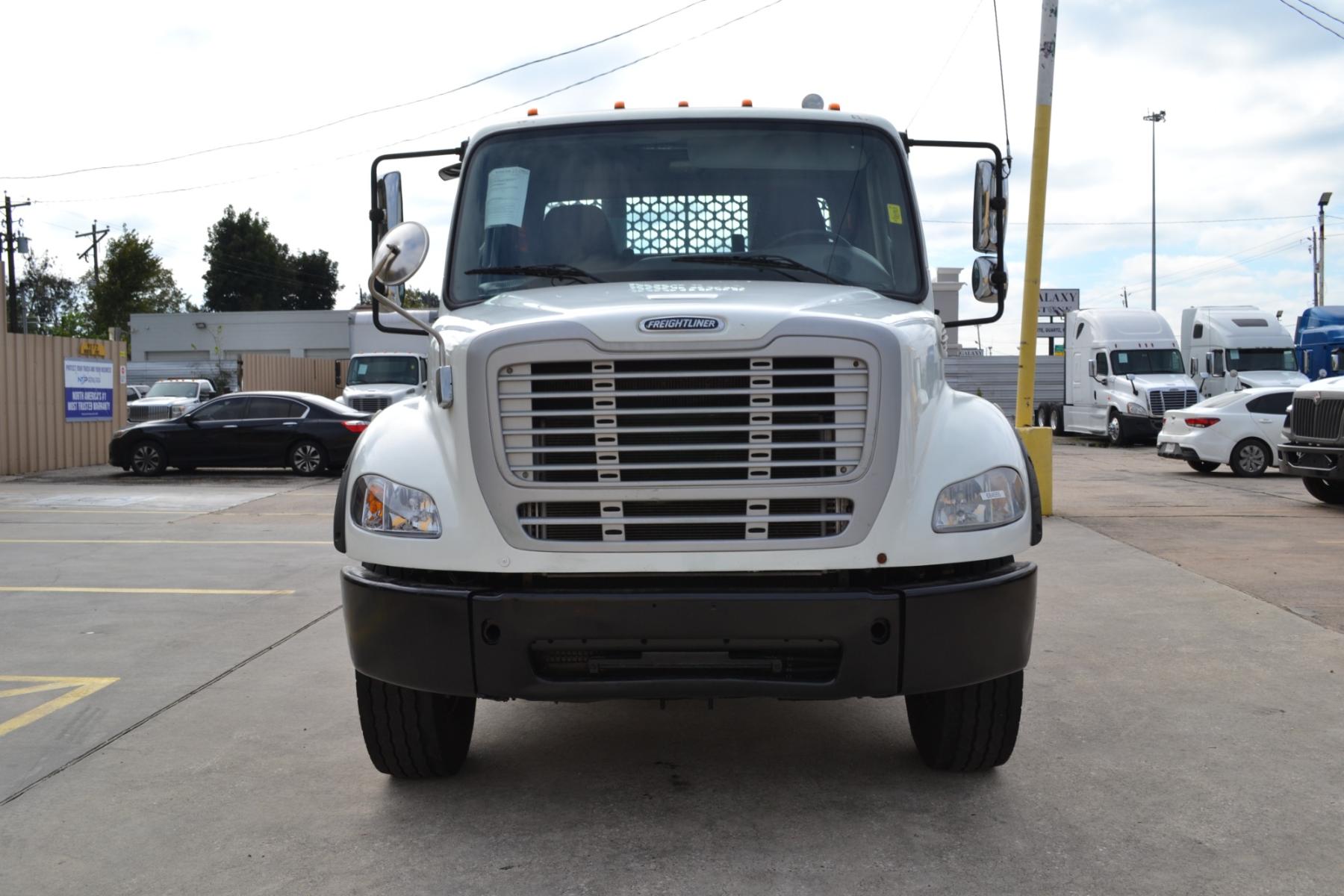 2018 WHITE /BLACK FREIGHTLINER M2-112 with an CUMMINS L9 8.9L 370HP engine, EATON FULLER 10SPD MANUAL transmission, located at 9172 North Fwy, Houston, TX, 77037, (713) 910-6868, 29.887470, -95.411903 - TANDEM AXLE, 56,000LB GVWR , 26FT FLATBED , 96" WIDE, AIR RIDE, RATIO: 3.55 , WB: 270" , DUAL 60 GALLON FUEL TANKS, POWER WINDOWS, LOCKS, & MIRRORS, DIFFERENTIAL LOCK - Photo #1